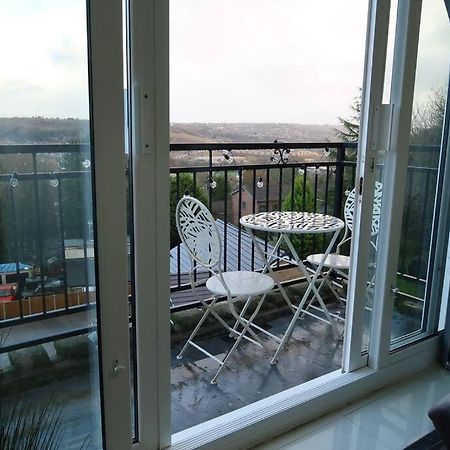 שיפלי Two-Bedroom Apartment With Scenic Balcony View מראה חיצוני תמונה
