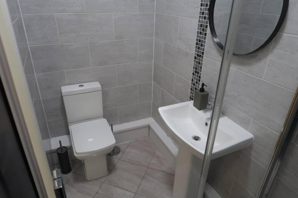 שיפלי Two-Bedroom Apartment With Scenic Balcony View מראה חיצוני תמונה