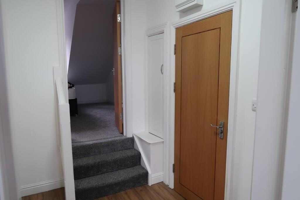 שיפלי Two-Bedroom Apartment With Scenic Balcony View מראה חיצוני תמונה