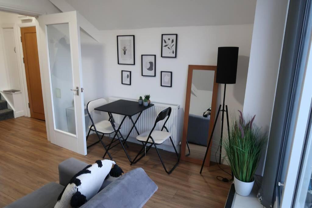 שיפלי Two-Bedroom Apartment With Scenic Balcony View מראה חיצוני תמונה