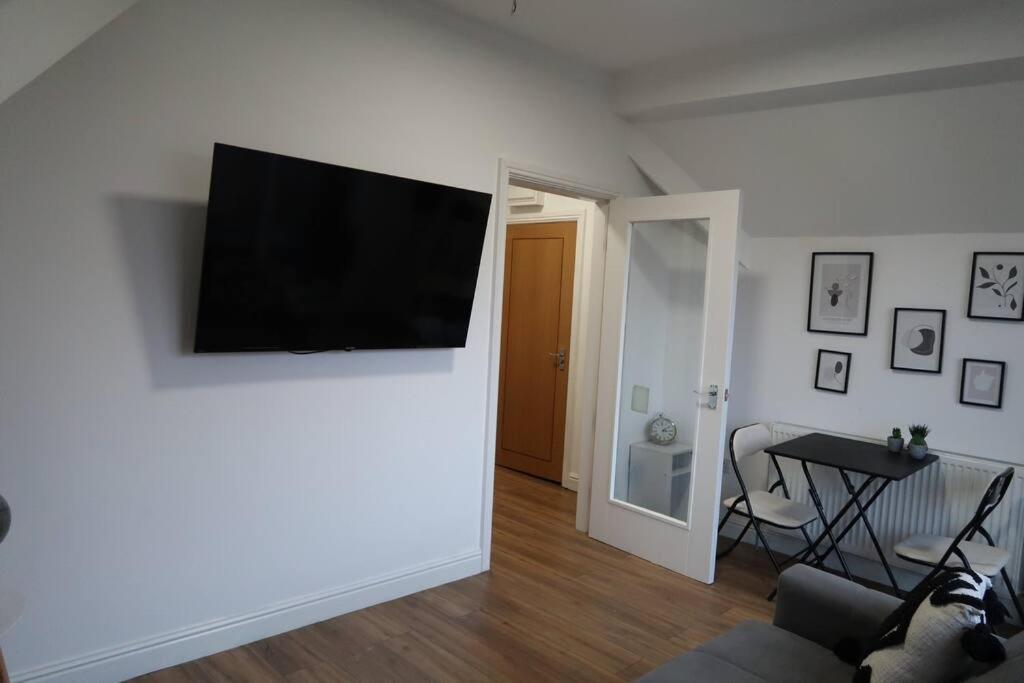 שיפלי Two-Bedroom Apartment With Scenic Balcony View מראה חיצוני תמונה