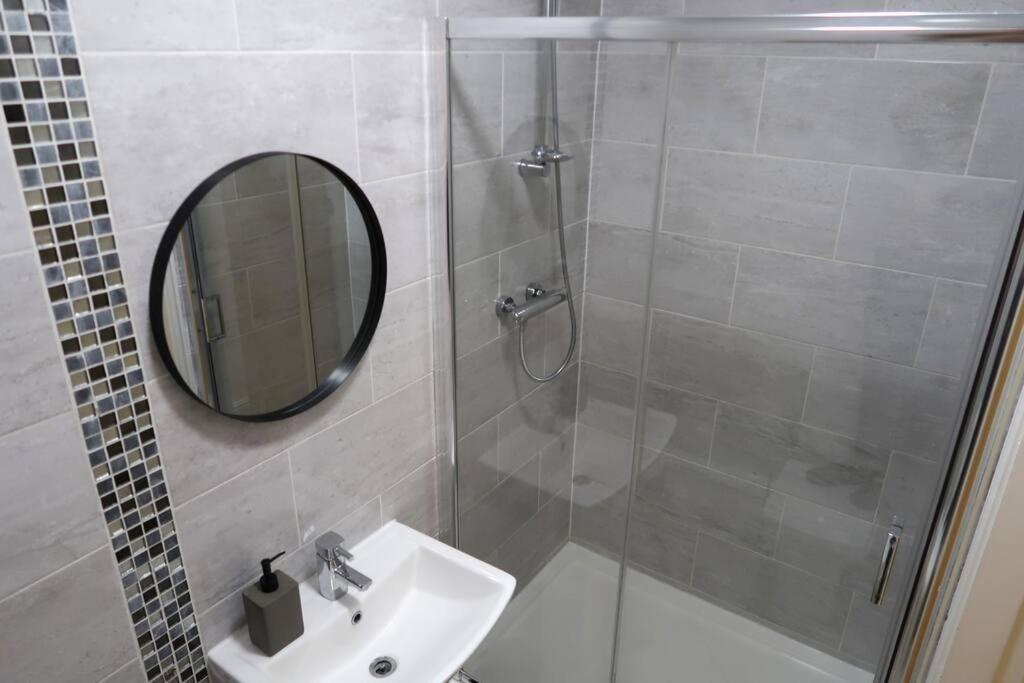 שיפלי Two-Bedroom Apartment With Scenic Balcony View מראה חיצוני תמונה