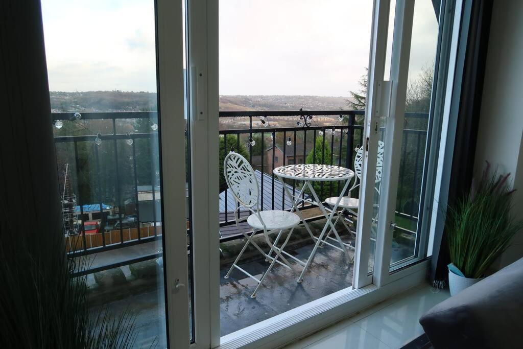 שיפלי Two-Bedroom Apartment With Scenic Balcony View מראה חיצוני תמונה