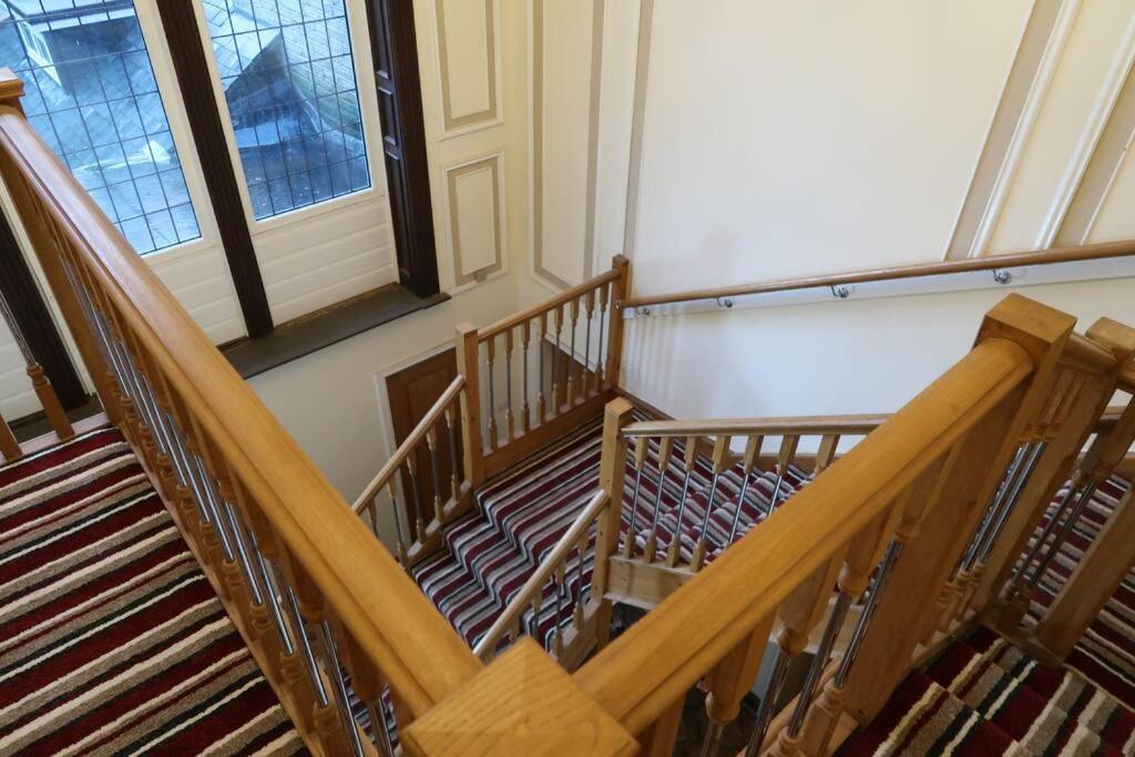 שיפלי Two-Bedroom Apartment With Scenic Balcony View מראה חיצוני תמונה