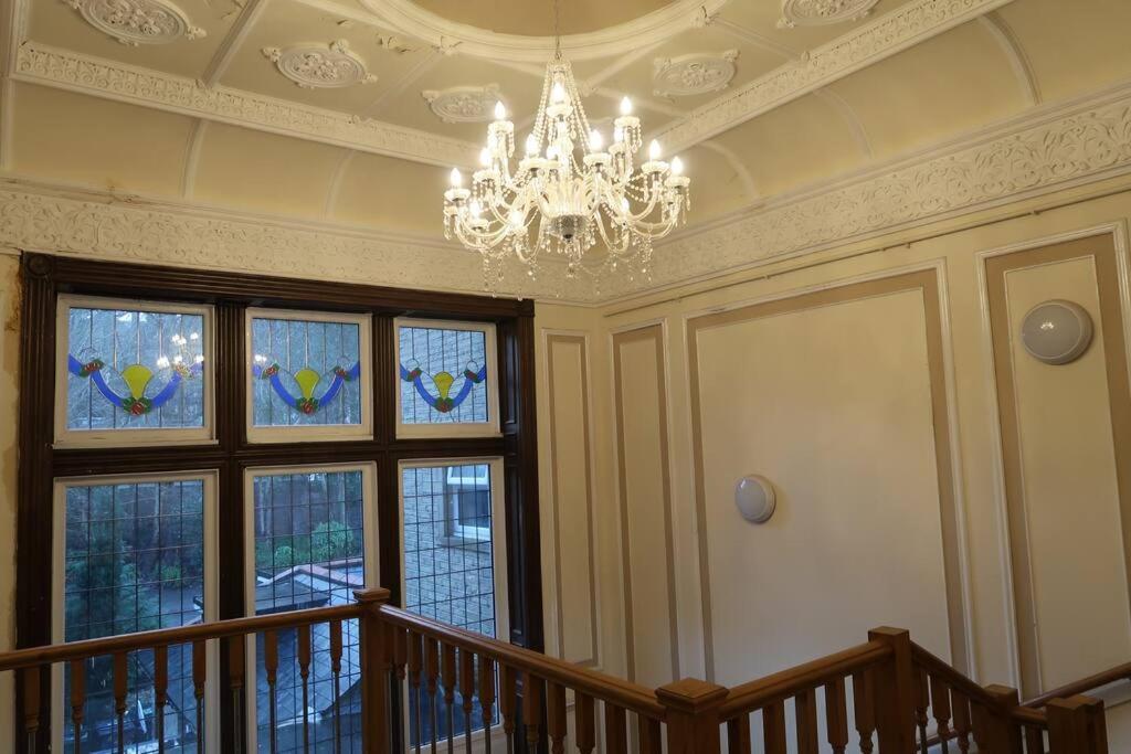 שיפלי Two-Bedroom Apartment With Scenic Balcony View מראה חיצוני תמונה